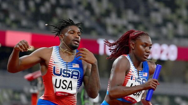 Американские атлеты во время передачи эстафеты на Олимпийских играх.