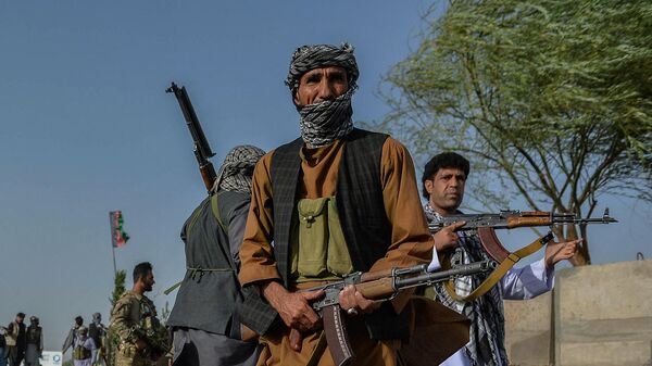 Афганские службы безопасности и афганские ополченцы, сражающиеся против талибов, стоят на страже в районе Энджил провинции Герат