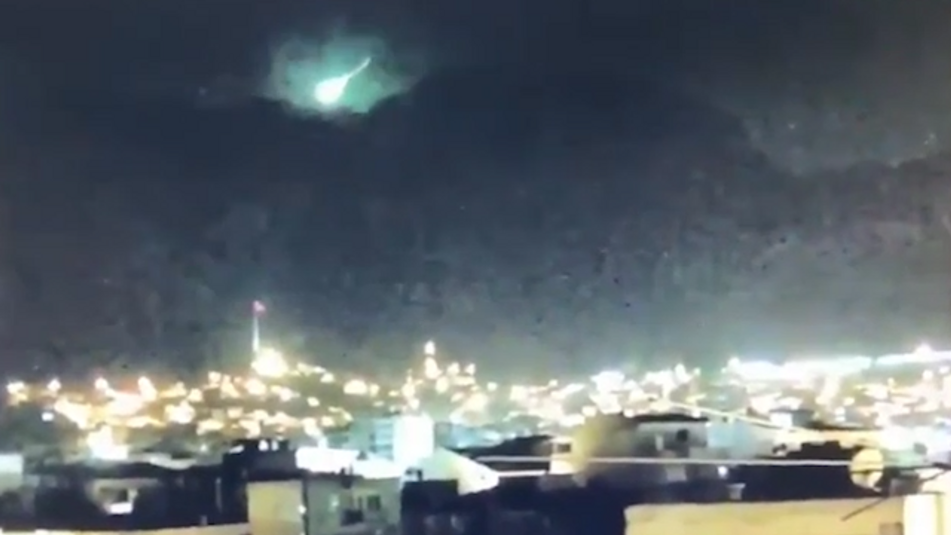 Метеорит или космический мусор: необычная вспышка в небе над Измиром - РИА Новости, 1920, 31.07.2021
