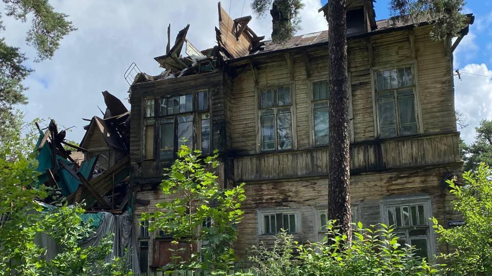 Частичное обрушение объекта культурного наследия федерального значения Дача Кривдиной Частичное обрушение объекта культурного наследия федерального значения Дача Кривдиной - РИА Новости, 1920, 31.07.2021