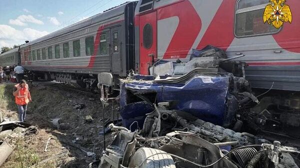 На месте столкновения пассажирского поезда с грузовиком на железнодорожном переезде в Калужской области