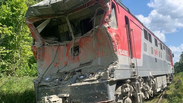 Последствия столкновения грузового автомобиля и пассажирского поезда в Калужской области