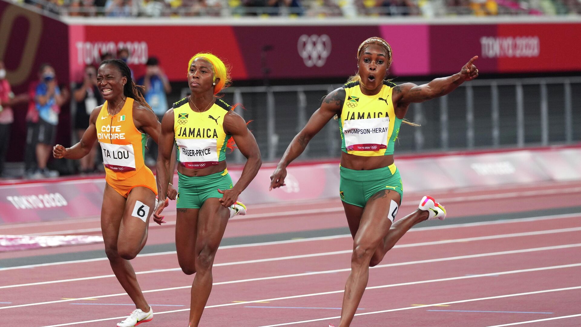 Ямайская бегунья Элейн Томпсон-Хера победила на дистанции 100 м на этапе Бр...