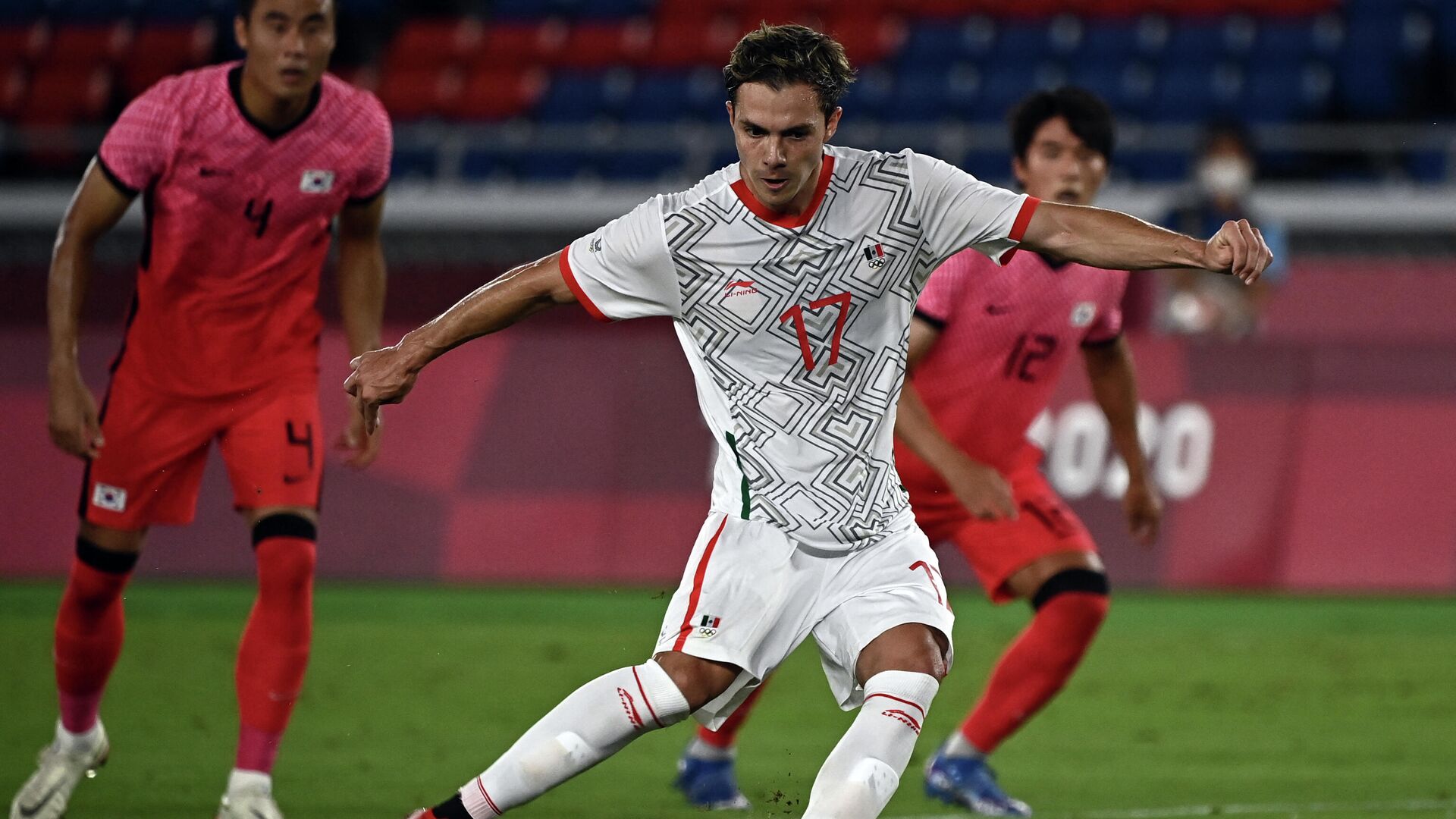 Mexico's midfielder Sebastian Cordova shoots the ball to score a penalty during the Tokyo 2020 Olympic Games men's quarter-final football match between Republic of Korea and Mexico at Yokohama International Stadium in Yokohama on July 31, 2021. (Photo by Lionel BONAVENTURE / AFP) - РИА Новости, 1920, 31.07.2021