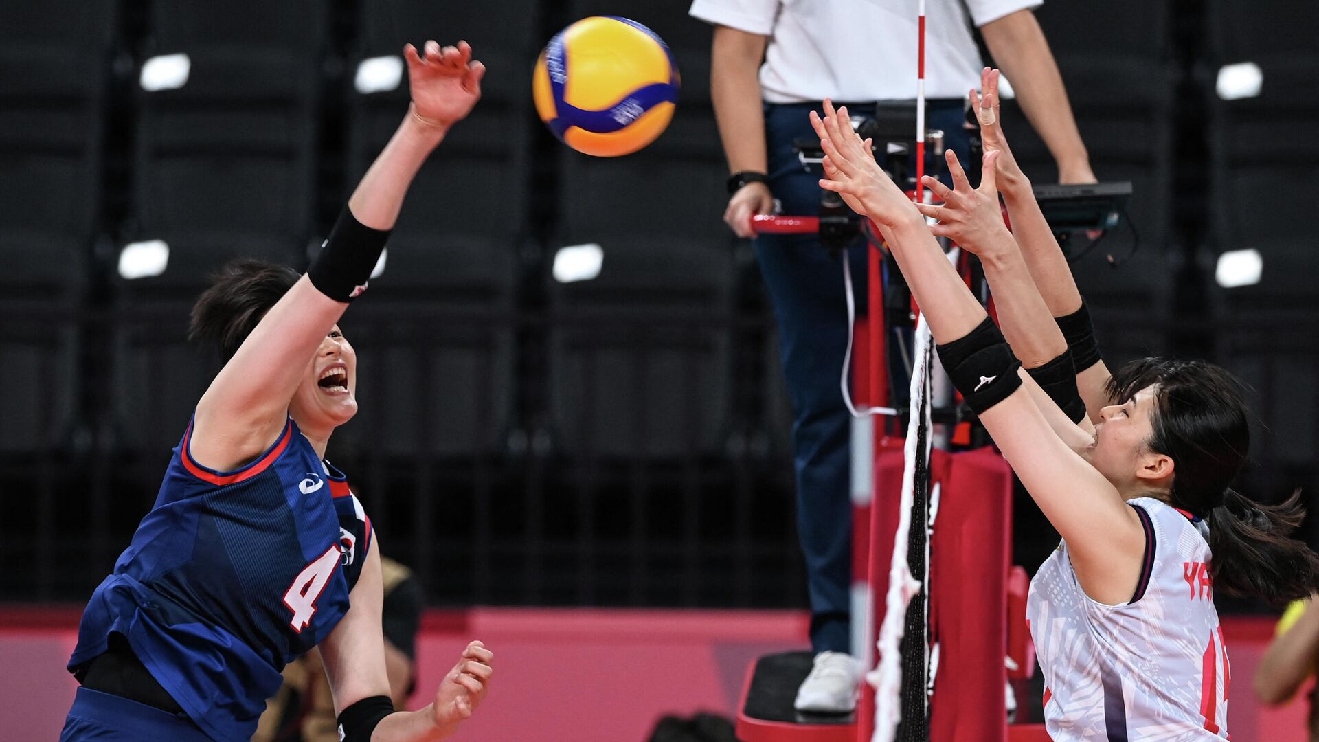 South Korea's Kim Hee-jin hits the ball in the women's preliminary round pool A volleyball match between Japan and South Korea during the Tokyo 2020 Olympic Games at Ariake Arena in Tokyo on July 31, 2021. (Photo by JUNG Yeon-je / AFP) - РИА Новости, 1920, 31.07.2021