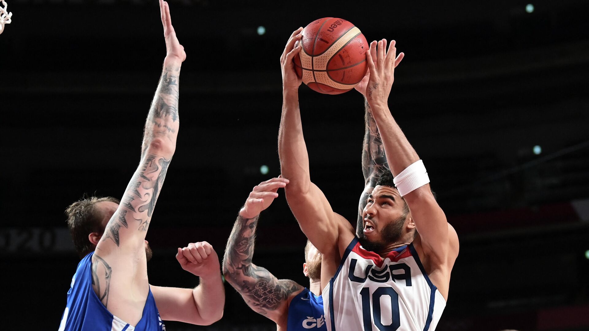 USA's Jayson Tatum (R) goes to the basket past Czech Republic's Ondrej Balvin (L) in the men's preliminary round group A basketball match between USA and Czech Republic during the Tokyo 2020 Olympic Games at the Saitama Super Arena in Saitama on July 31, 2021. (Photo by Aris MESSINIS / AFP) - РИА Новости, 1920, 31.07.2021