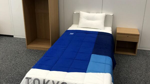 Картонные кровати для спортсменов в Олимпийской деревне на Играх в Токио