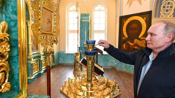 Владимир Путин во время посещения Коневского Рождество-Богородичного мужского монастыря на острове Коневец в Ладожском озере