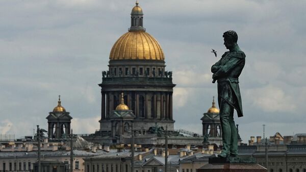 Памятник мореплавателю И. Ф. Крузенштерну и Исаакиевский собор в Санкт-Петербурге