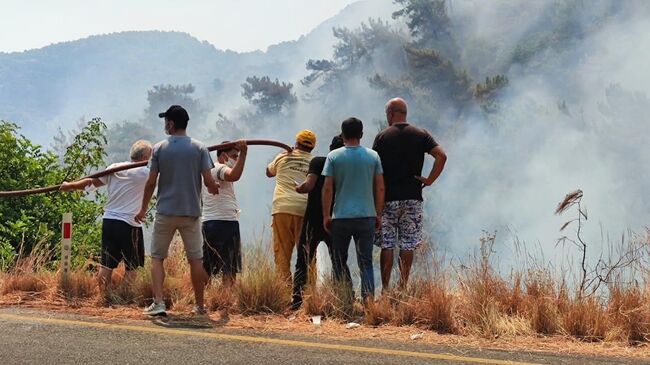 Борьба с пожарами в окрестностях турецкого города Мармарис