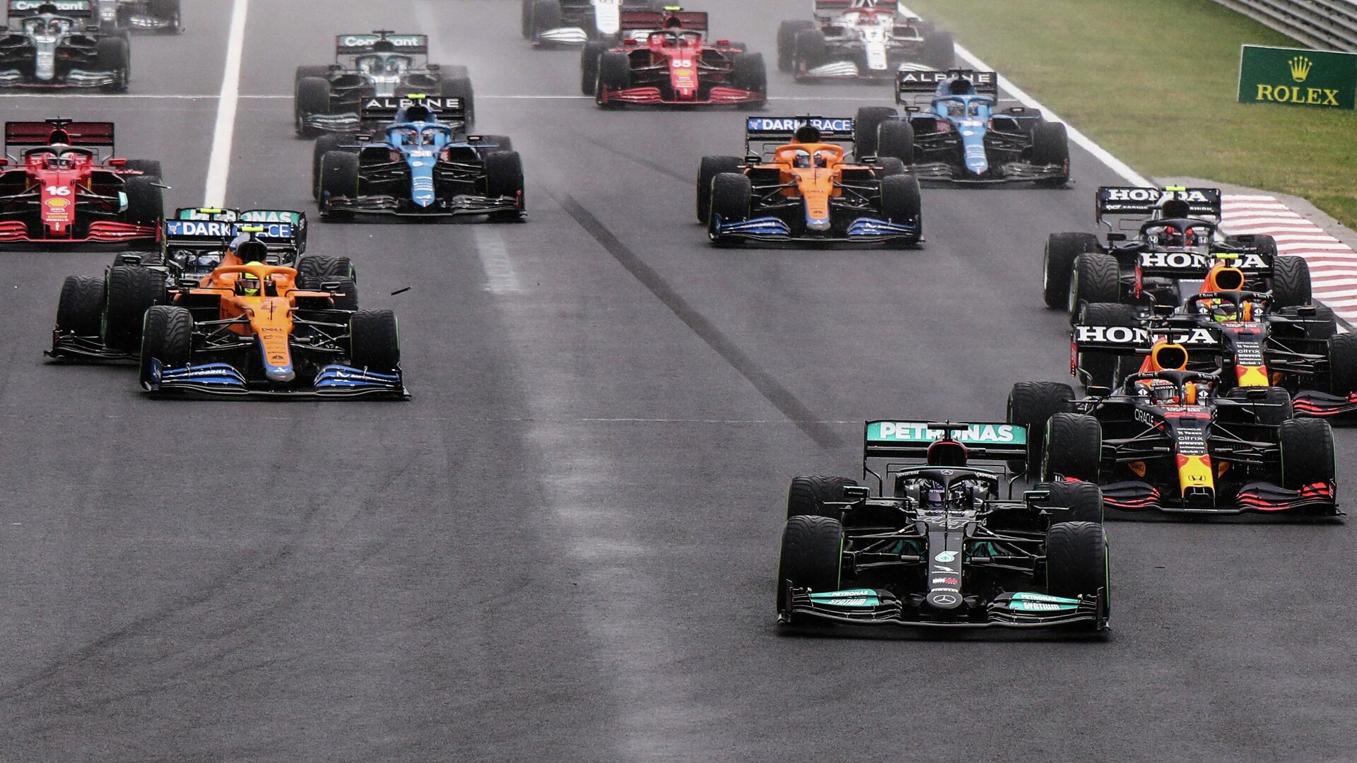 Formula One F1 - Hungarian Grand Prix - Hungaroring, Budapest, Hungary - August 1, 2021 Mercedes' Lewis Hamilton in action as Mercedes' Valtteri Bottas collides with McLaren's Lando Norris Pool via REUTERS/Peter Kohalmi - РИА Новости, 1920, 01.08.2021