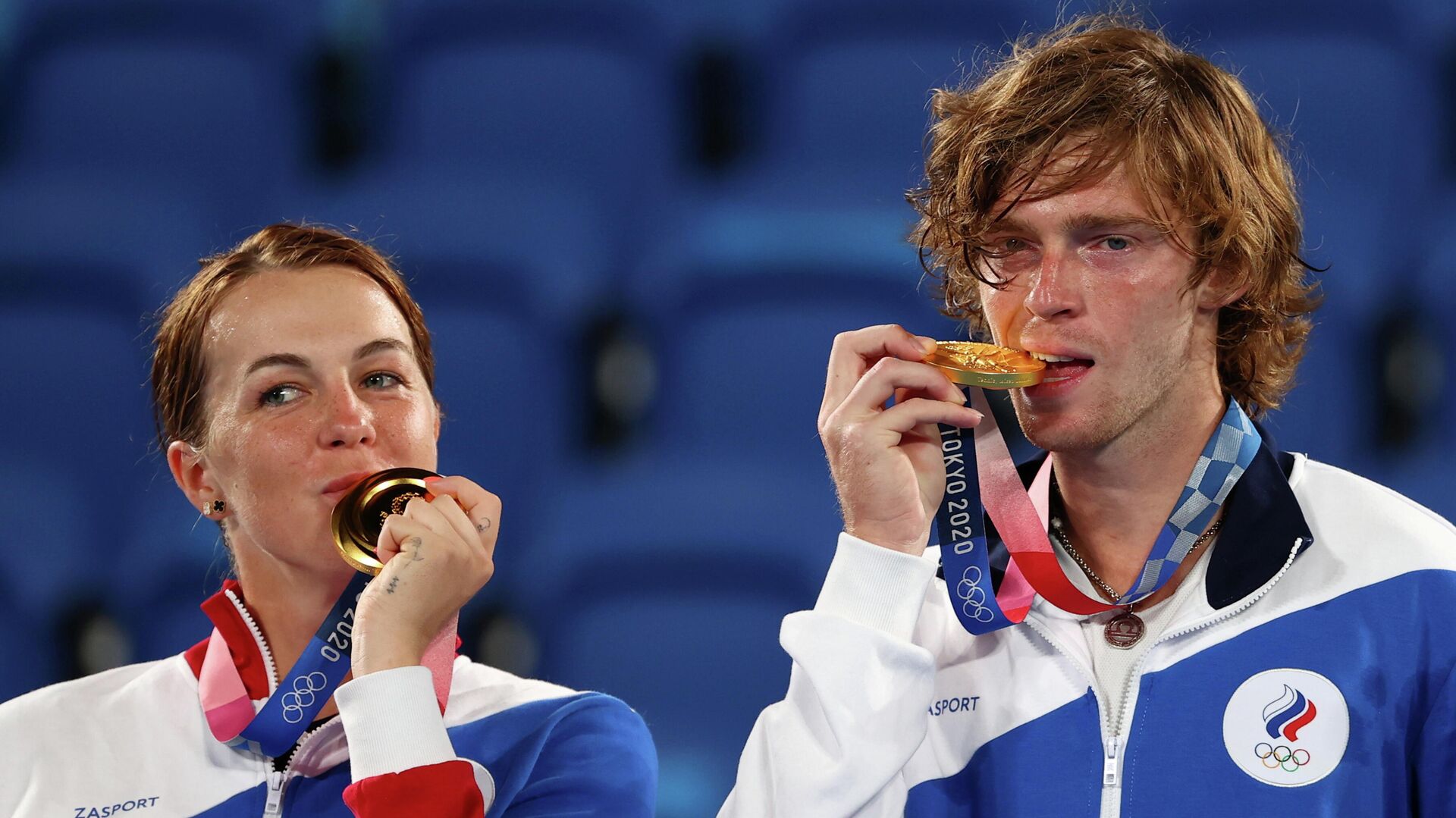 Tokyo 2020 Olympics - Tennis - Mixed Doubles - Medal Ceremony - Ariake Tennis Park - Tokyo, Japan - August 1, 2021. Gold medallists Anastasia Pavlyuchenkova and Andrey Rublev of the Russian Olympic Committee celebrate on the podium REUTERS/Stoyan Nenov - РИА Новости, 1920, 01.08.2021