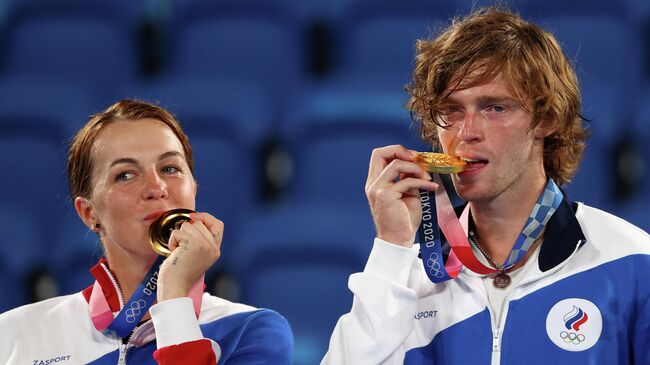 Tokyo 2020 Olympics - Tennis - Mixed Doubles - Medal Ceremony - Ariake Tennis Park - Tokyo, Japan - August 1, 2021. Gold medallists Anastasia Pavlyuchenkova and Andrey Rublev of the Russian Olympic Committee celebrate on the podium REUTERS/Stoyan Nenov