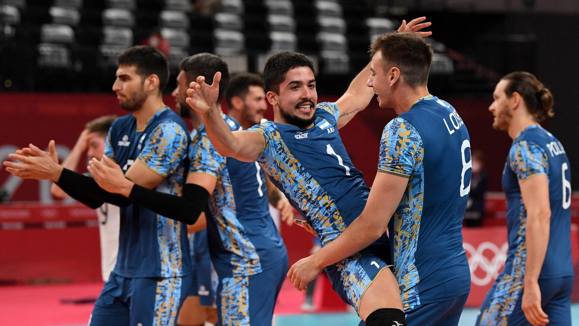 Argentina's Matias Sanchez (C) and Agustin Loser (2nd R) celebrate their victory in the men's preliminary round pool B volleyball match between USA and Argentina during the Tokyo 2020 Olympic Games at Ariake Arena in Tokyo on August 2, 2021. (Photo by Yuri Cortez / AFP) - РИА Новости, 1920, 01.08.2021