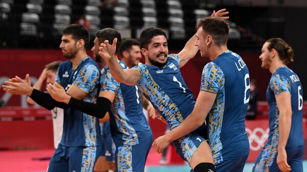 Argentina's Matias Sanchez (C) and Agustin Loser (2nd R) celebrate their victory in the men's preliminary round pool B volleyball match between USA and Argentina during the Tokyo 2020 Olympic Games at Ariake Arena in Tokyo on August 2, 2021. (Photo by Yuri Cortez / AFP)