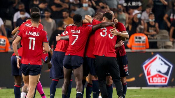 Lille's players celebrate after winning the French Champions' Trophy (Trophee des Champions) final football match between Paris Saint-Germain (PSG) and Lille (LOSC) at the Bloomfield Stadium in Tel Aviv, Israel, on August 1, 2021. (Photo by EMMANUEL DUNAND / AFP)
