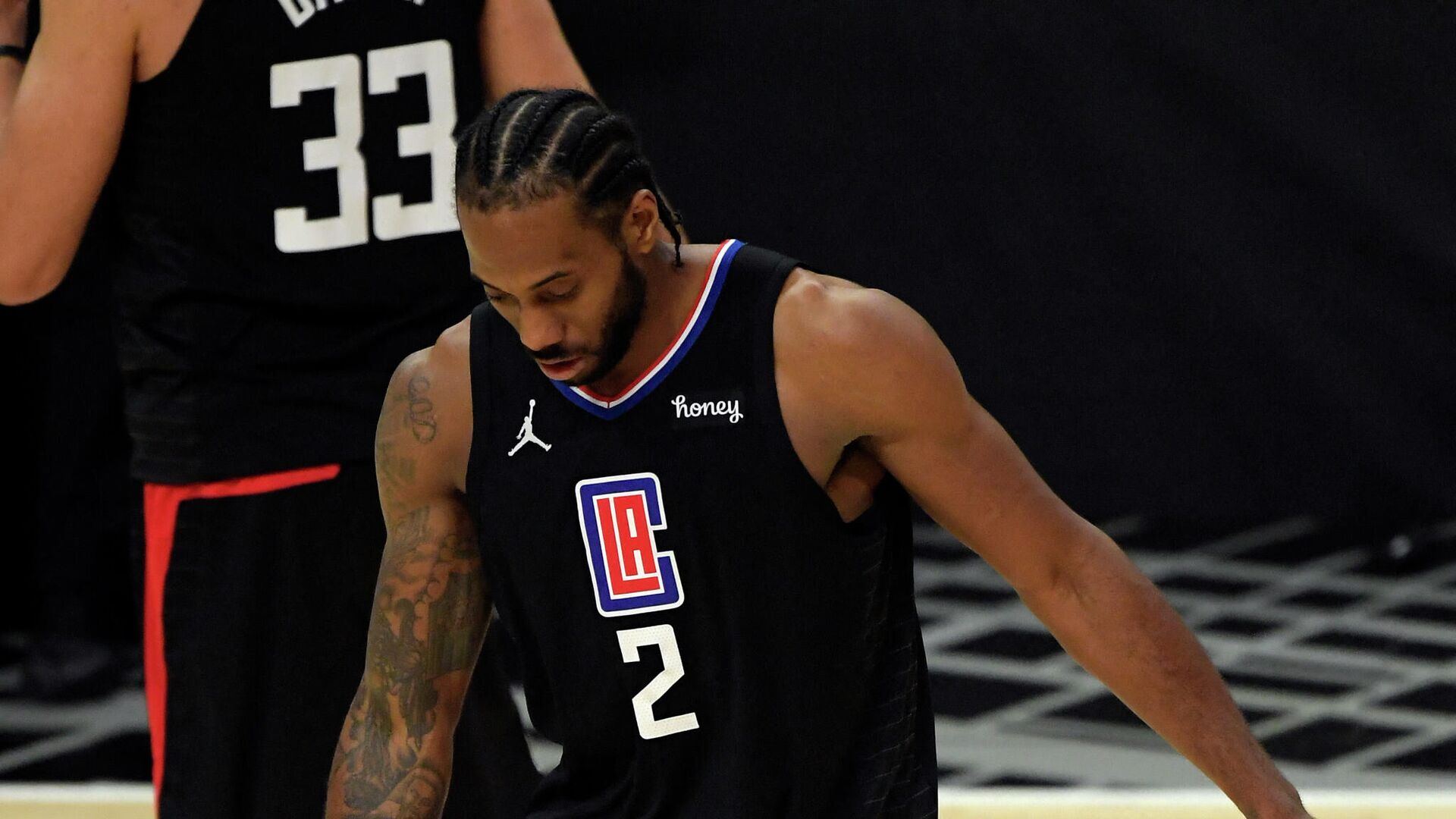 LOS ANGELES, CA - JUNE 14: Kawhi Leonard #2 of the Los Angeles Clippers holds his knee during the second half against the Utah Jazz in Game Four of the Western Conference second-round playoff series at Staples Center on June 14, 2021 in Los Angeles, California. NOTE TO USER: User expressly acknowledges and agrees that, by downloading and or using this photograph, User is consenting to the terms and conditions of the Getty Images License Agreement.   Kevork Djansezian/Getty Images/AFP (Photo by KEVORK DJANSEZIAN / GETTY IMAGES NORTH AMERICA / Getty Images via AFP) - РИА Новости, 1920, 02.08.2021