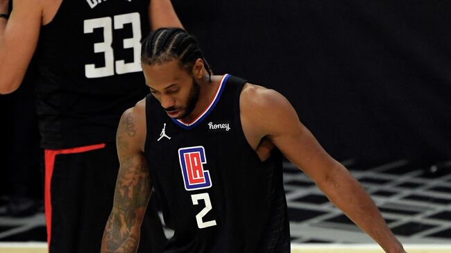 LOS ANGELES, CA - JUNE 14: Kawhi Leonard #2 of the Los Angeles Clippers holds his knee during the second half against the Utah Jazz in Game Four of the Western Conference second-round playoff series at Staples Center on June 14, 2021 in Los Angeles, California. NOTE TO USER: User expressly acknowledges and agrees that, by downloading and or using this photograph, User is consenting to the terms and conditions of the Getty Images License Agreement.   Kevork Djansezian/Getty Images/AFP (Photo by KEVORK DJANSEZIAN / GETTY IMAGES NORTH AMERICA / Getty Images via AFP)