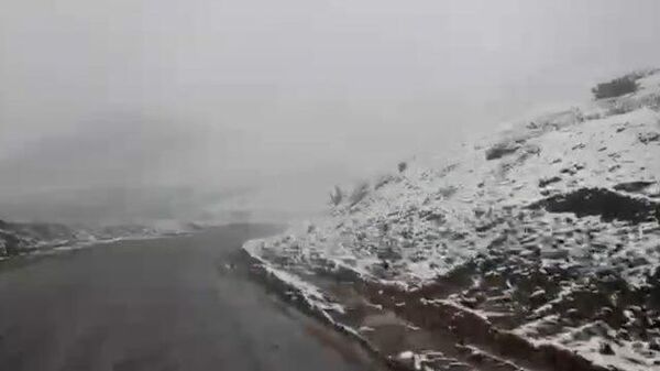 Летний снег: трасса на перевале в Магаданской области