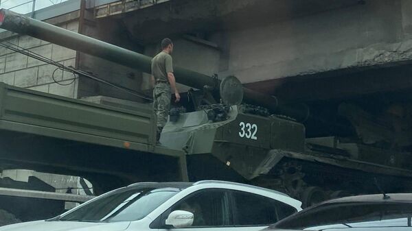  Застрявшая во время транспортировке в Новосибирске самоходная пушка 2С7М Малка