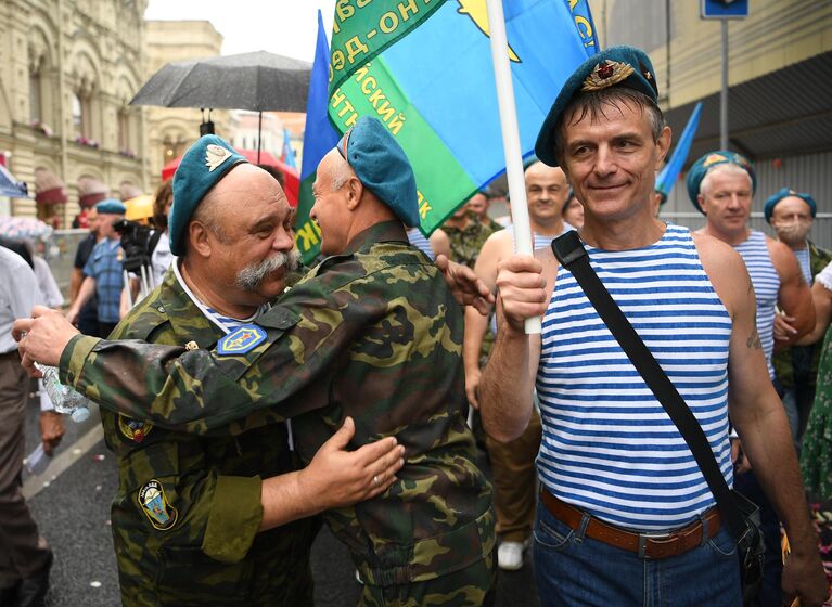 Мужчины во время празднования Дня ВДВ в Москве