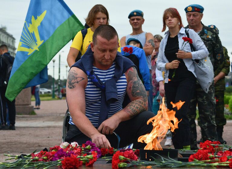 Возложение цветов к Вечному огню на Марсовом поле на праздновании Дня Воздушно-десантных войск в Санкт-Петербурге