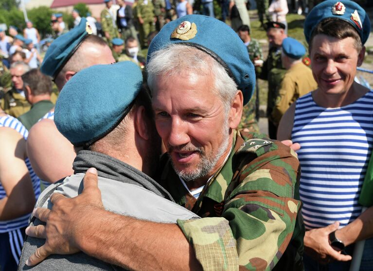 Ветераны-десантники на праздновании Дня Воздушно-десантных войск на Поклонной горе в Красноярске