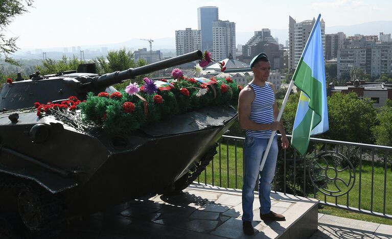 Десантник на праздновании Дня Воздушно-десантных войск на Поклонной горе в Красноярске