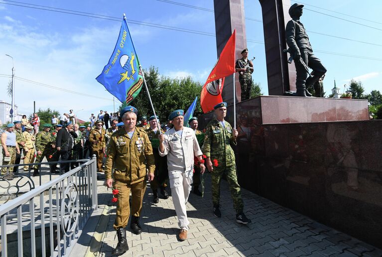 Ветераны-десантники на торжественной церемонии возложения цветов и венков к мемориалу воинам-интернационалистам в День Воздушно-десантных войск России на Поклонной горе в Красноярске