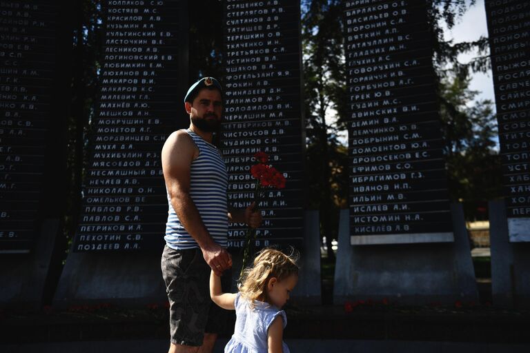 Возложение цветов к мемориалу воинам-интернационалистам Черный тюльпан на праздновании Дня Воздушно-десантных войск на площади Советской Армии в Екатеринбурге