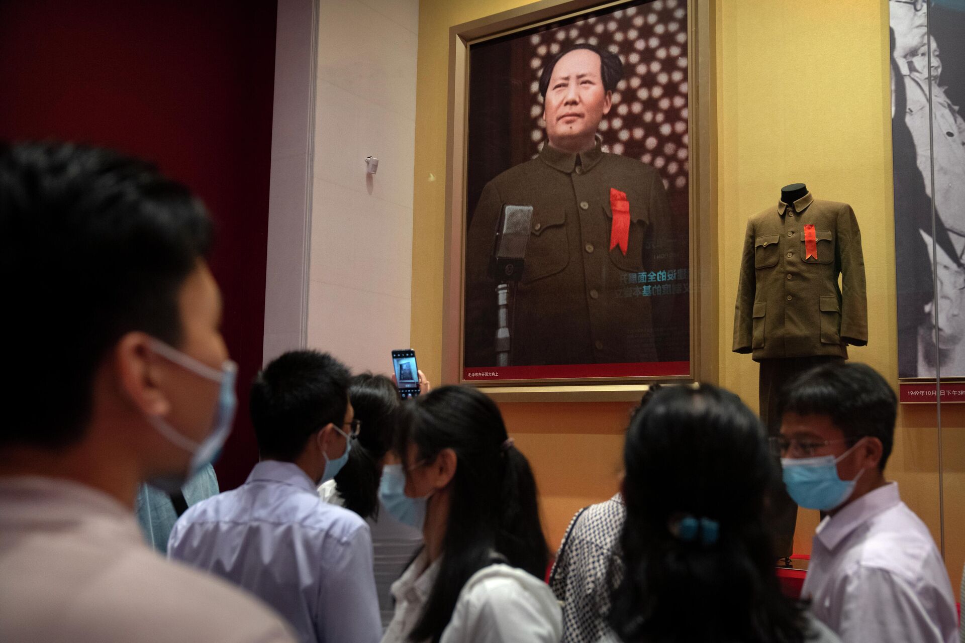 Посетители экспозиции, демонстрирующей костюм китайского лидера Мао Цзэдуна, в котором он объявил о создании Китайской Народной Республики в Музее Коммунистической партии Китая в Пекине - РИА Новости, 1920, 02.08.2021
