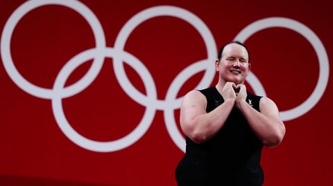 Лорел Хаббард (Новая Зеландия) на соревнованиях по тяжелой атлетике среди женщин в весовой категории свыше 87 кг на XXXII летних Олимпийских играх