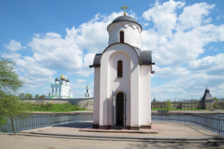 Ольгинская часовня на фоне Псковского кремля 