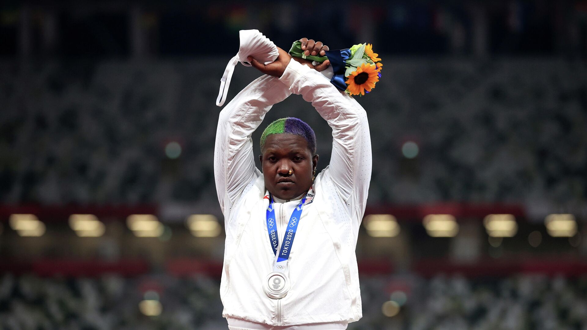 Tokyo 2020 Olympics - Athletics - Women's Shot Put - Medal Ceremony - Olympic Stadium, Tokyo, Japan – August 1, 2021. Silver medallist, Raven Saunders of the United States gestures on the podium REUTERS/Hannah Mckay     TPX IMAGES OF THE DAY - РИА Новости, 1920, 03.08.2021