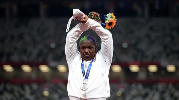 Tokyo 2020 Olympics - Athletics - Women's Shot Put - Medal Ceremony - Olympic Stadium, Tokyo, Japan – August 1, 2021. Silver medallist, Raven Saunders of the United States gestures on the podium REUTERS/Hannah Mckay     TPX IMAGES OF THE DAY