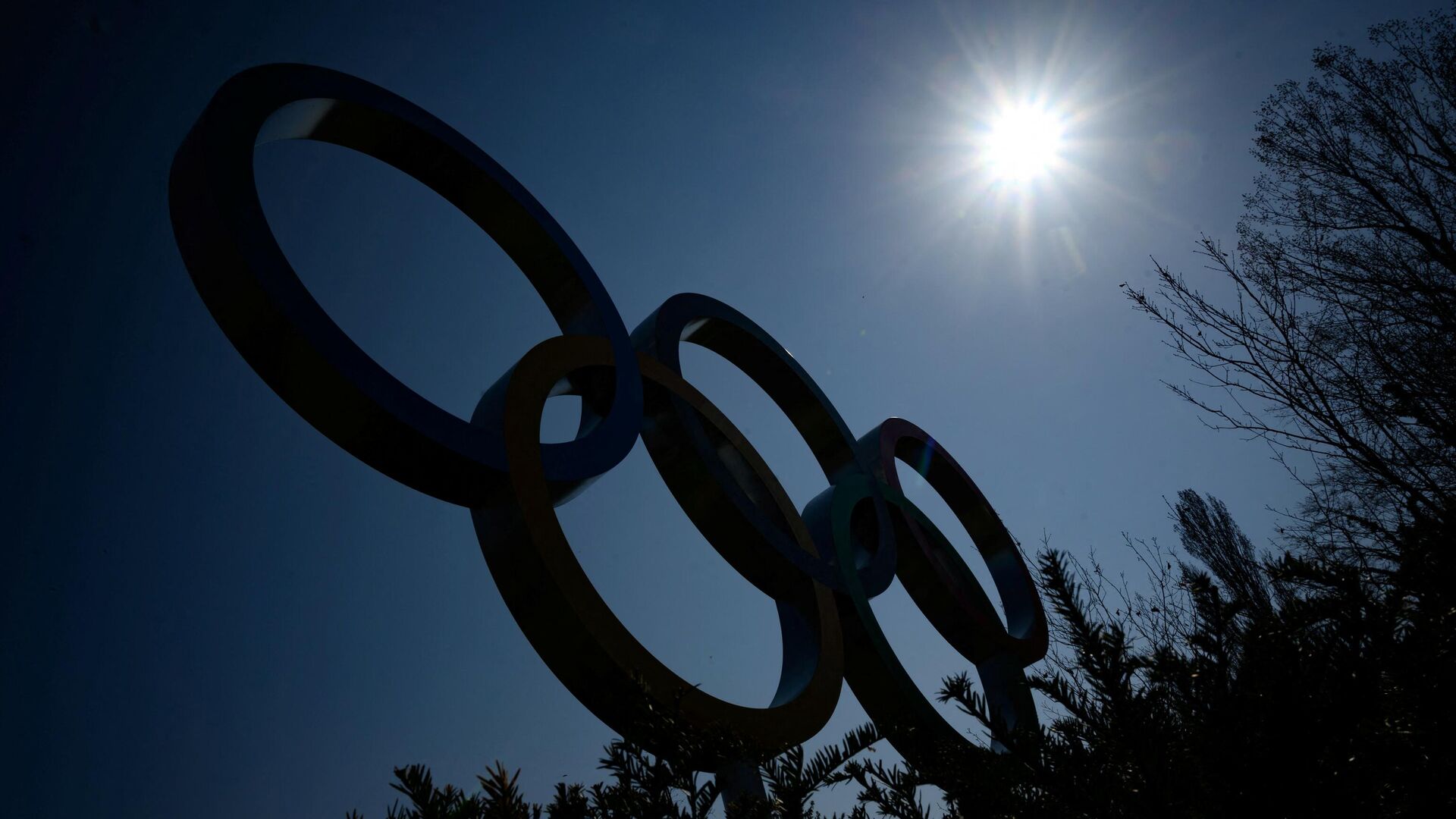 The Olympic Rings logo is pictured in front of the headquarters of the International Olympic Committee (IOC) in Lausanne on March 18, 2020, as doubts increase over whether Tokyo can safely host the summer Games amid the spread of the COVID-19. - Olympic chiefs acknowledged on March 18, 2020 there was no ideal solution to staging the Tokyo Olympics amid a backlash from athletes as the deadly coronavirus pandemic swept the globe. The Tokyo Olympics are scheduled to run between July 24 and August 9, 2020. (Photo by Fabrice COFFRINI / AFP) - РИА Новости, 1920, 03.08.2021