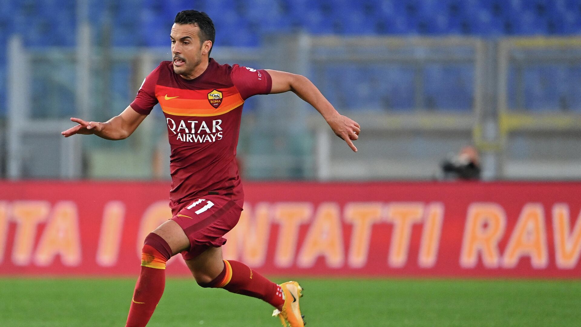 Roma's Spanish forward Pedro runs with the ball during the Italian Serie A football match AS Rome vs Bologna on April 11, 2021 at the Olympic stadium in Rome. (Photo by ANDREAS SOLARO / AFP) - РИА Новости, 1920, 03.08.2021