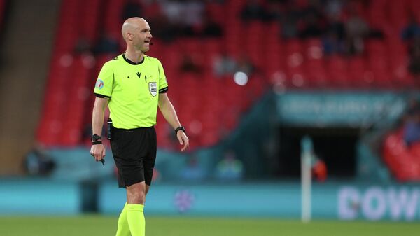 English referee Anthony Taylor speaks to the players during the UEFA EURO 2020 round of 16 football match between Italy and Austria at Wembley Stadium in London on June 26, 2021. (Photo by Catherine Ivill / POOL / AFP)