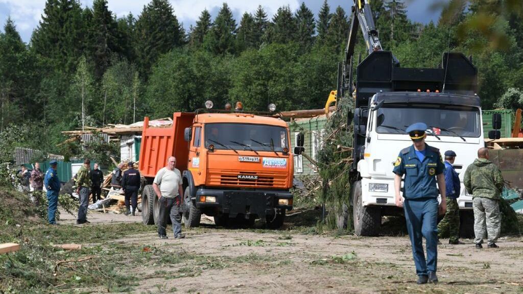 Руденя поручил приобрести жилье для людей, чьи дома разрушены ураганом - РИА Новости, 1920, 03.08.2021