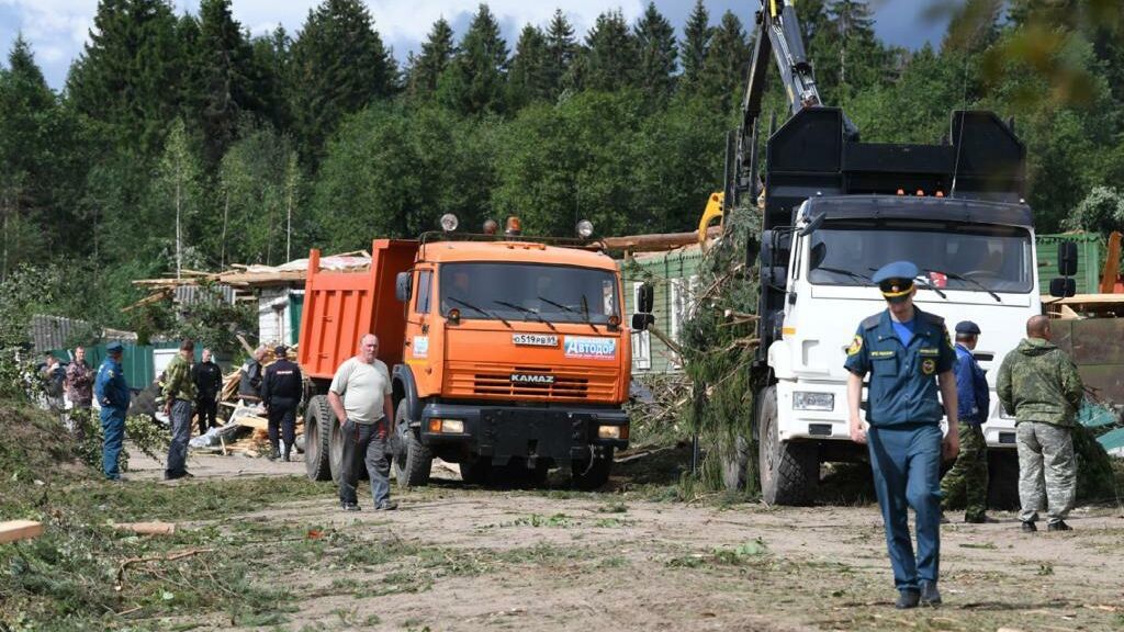 Руденя поручил приобрести жилье для людей, чьи дома разрушены ураганом - РИА Новости, 1920, 03.08.2021