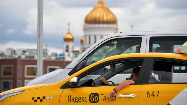 Автомобиль такси на улице Москвы