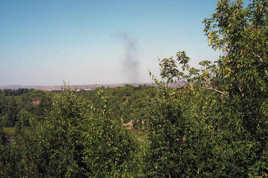 Пыль от промышленного взрыва при добыче угля в Киселевске