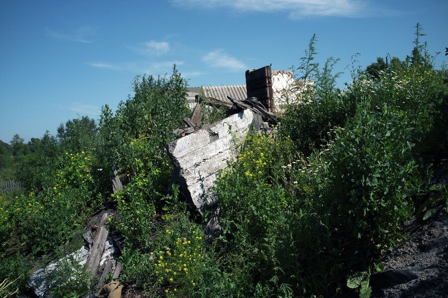 Разрушенный дом на краю угольного разреза