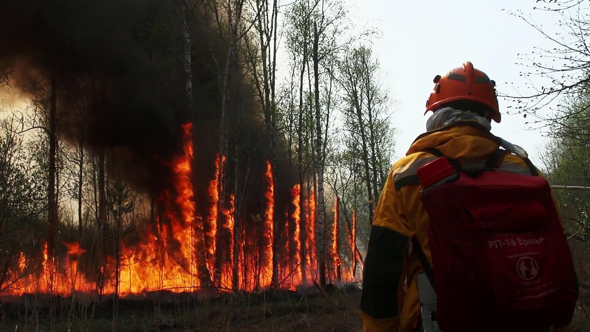Тушение лесных пожаров в Якутии. Кадр видео - РИА Новости, 1920, 07.12.2021