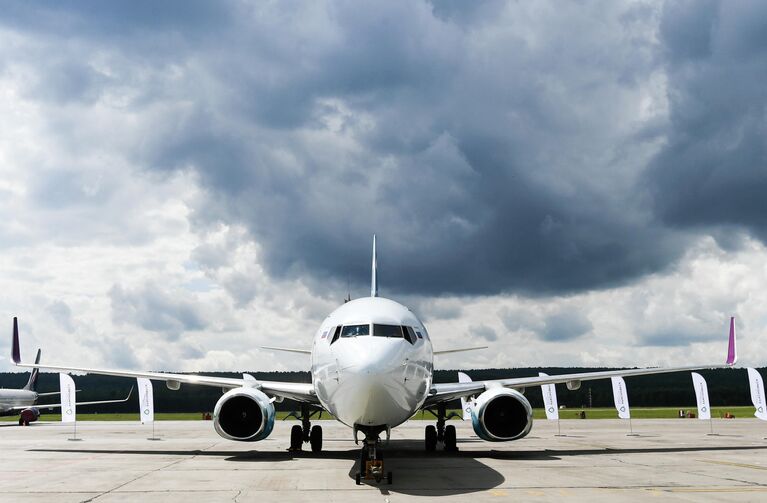 65-тонный самолет Boeing 737-800 авиакомпании NordStar, подготовленный для установки нового рекорда России по трек-пулу Иннокентием Веселовым в Красноярске, Россия