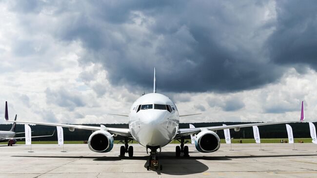 65-тонный самолет Boeing 737-800 авиакомпании NordStar, подготовленный для установки нового рекорда России по трек-пулу Иннокентием Веселовым в Красноярске, Россия