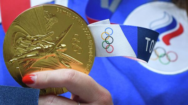 Золотая медаль в руке российской спортсменки, члена сборной России Виталины Бацарашкиной
