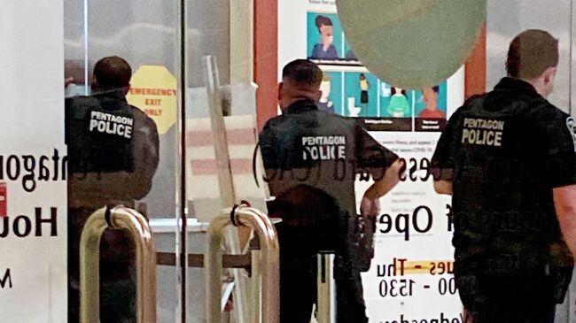 Полицейские Пентагона возле станции метро. 3 августа 2021