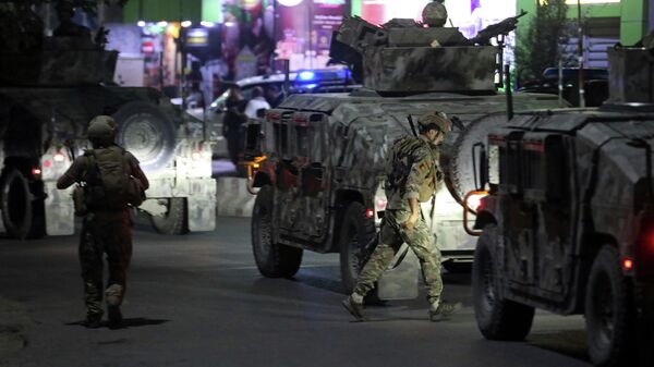 Афганские службы безопасности на месте взрыва в Кабуле