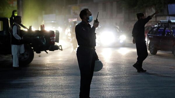 Афганские службы безопасности на месте взрыва в Кабуле